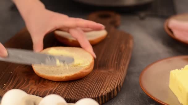 Huevo benedicto con salsa holandesa video de cocina — Vídeos de Stock