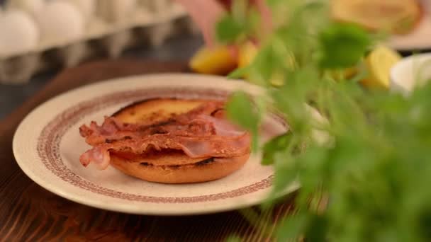 Egg benedict com molho holandês cozinhar vídeo — Vídeo de Stock