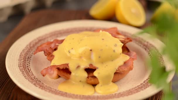 Egg benedict with hollandaise sauce cooking video — Stock Video