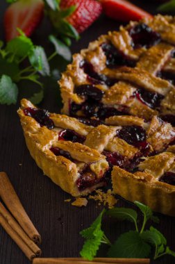 Çilek ile rustik tart