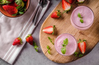 Çilek milkshake yaz içeceği