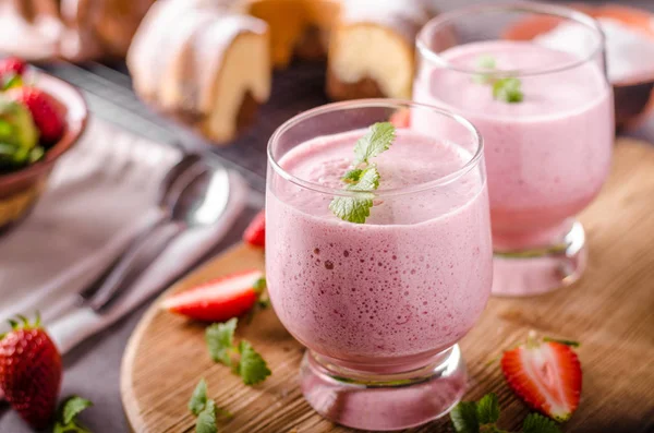 Fresas batido bebida de verano — Foto de Stock