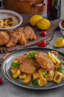 Şnitzel limon ve gnocchi ile orijinal kızarmış