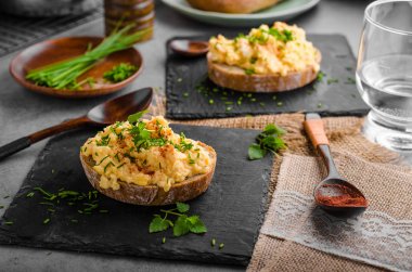 Scrambledd yumurta bıçak ve biber ile