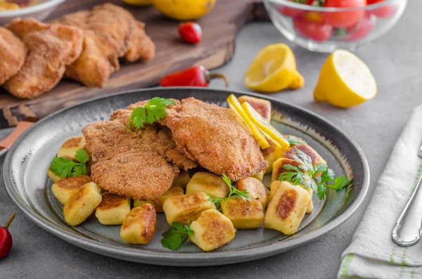 레몬과 뇨키와 원래 닭 꼬치 튀김 — 스톡 사진