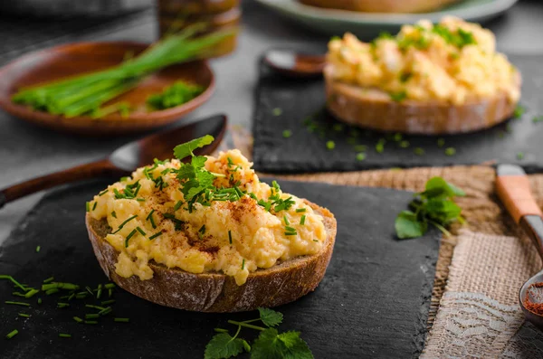 Huevos revueltos con cebollino y chile —  Fotos de Stock