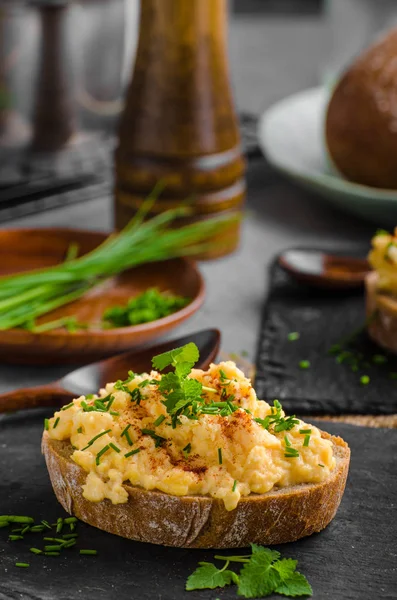 Huevos revueltos con cebollino y chile —  Fotos de Stock