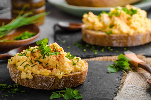 Scrambledd yumurta bıçak ve biber ile — Stok fotoğraf