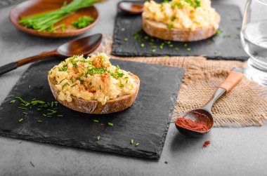 Scrambledd yumurta bıçak ve biber ile