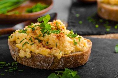 Scrambledd yumurta bıçak ve biber ile