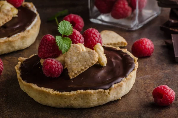 Tartaletas de chocolate con nueces —  Fotos de Stock