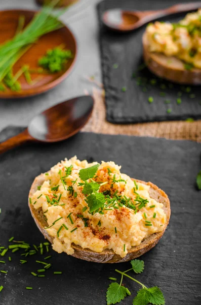 Ovos mexidos com cebolinha e pimenta — Fotografia de Stock