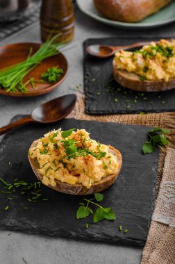 Scrambledd yumurta bıçak ve biber ile