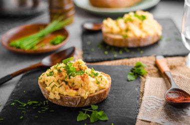 Scrambledd yumurta bıçak ve biber ile