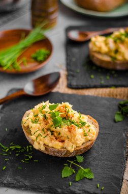 Scrambledd yumurta bıçak ve biber ile