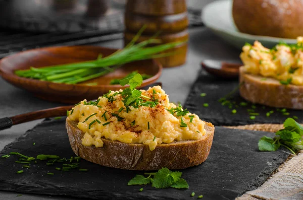 Huevos revueltos con cebollino y chile —  Fotos de Stock