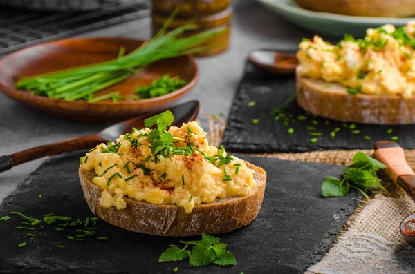 Huevos revueltos con cebollino y chile —  Fotos de Stock