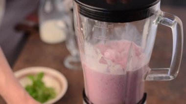 Milkshake çilek stok görüntüleri reklam için video ile