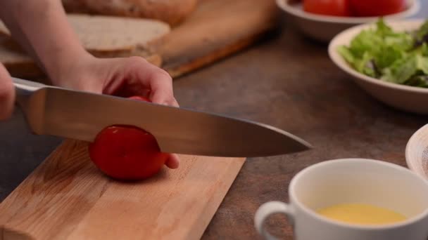 Cortar rebanada de tomate — Vídeo de stock