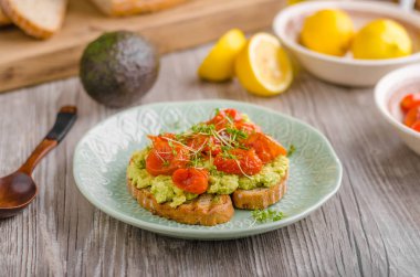 Avokado ile domates yaymak