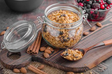 Çilek ile pişmiş granola