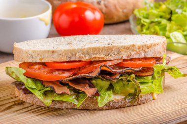 Marul ile BLT sandviç