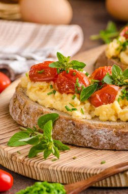 Ekmek scrambledd yumurta