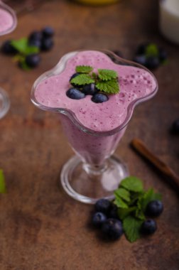 Çilek milkshake güler yüzlü