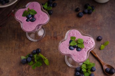 Çilek milkshake güler yüzlü