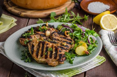 Izgara domuz pirzola marul salatası ile