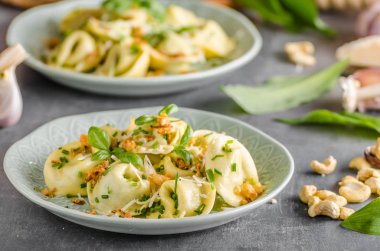 Doldurulmuş Tortellini sarımsak ve ıspanak