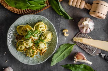 Doldurulmuş Tortellini sarımsak ve ıspanak