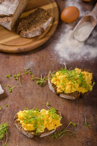 Huevos revueltos, pan integral —  Fotos de Stock