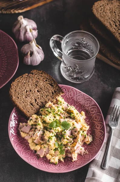 Scrambled eggs, wholegrain bread — Stock Photo, Image