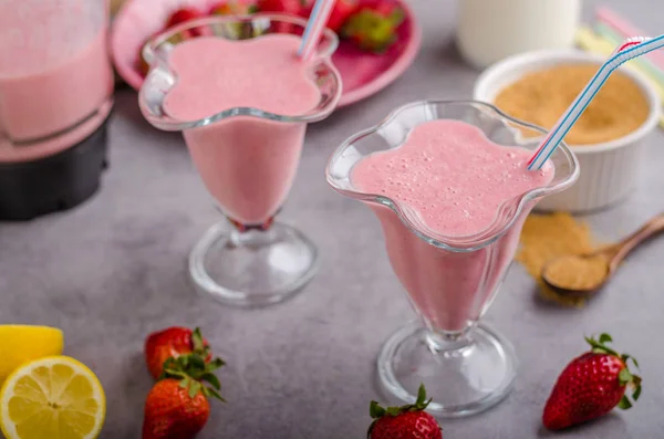 Milkshake aardbeien drinken — Stockfoto
