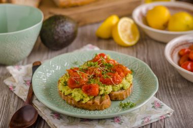 Avokado ile domates yaymak