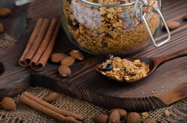 Çilek ile pişmiş granola