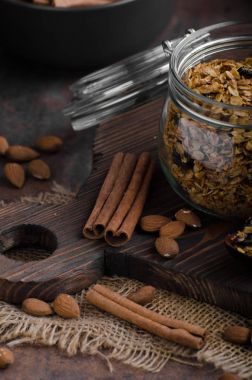 Çilek ile pişmiş granola