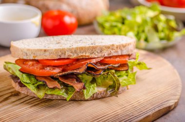 Marul ile BLT sandviç