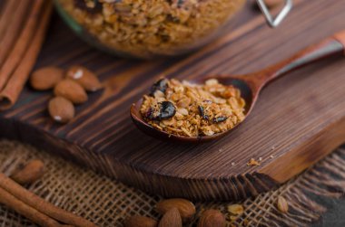 Çilek ile pişmiş granola