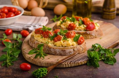 Ekmek scrambledd yumurta