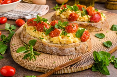 Ekmek scrambledd yumurta