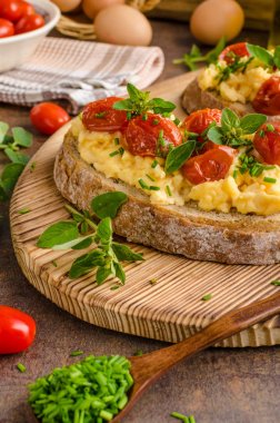 Ekmek scrambledd yumurta