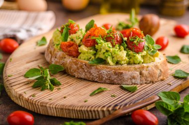 Avokado ile domates yaymak