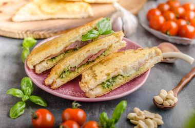 Pesto peynirli sandviç