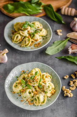 Doldurulmuş Tortellini sarımsak ve ıspanak