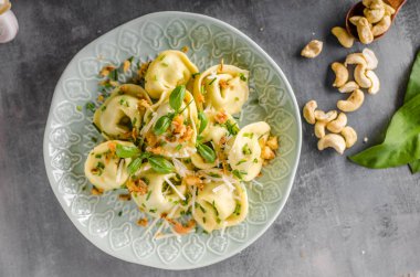Doldurulmuş Tortellini sarımsak ve ıspanak