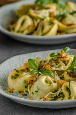 Doldurulmuş Tortellini sarımsak ve ıspanak
