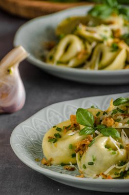 Doldurulmuş Tortellini sarımsak ve ıspanak