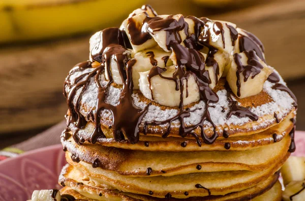 Panqueques americanos con plátano, chocolate — Foto de Stock